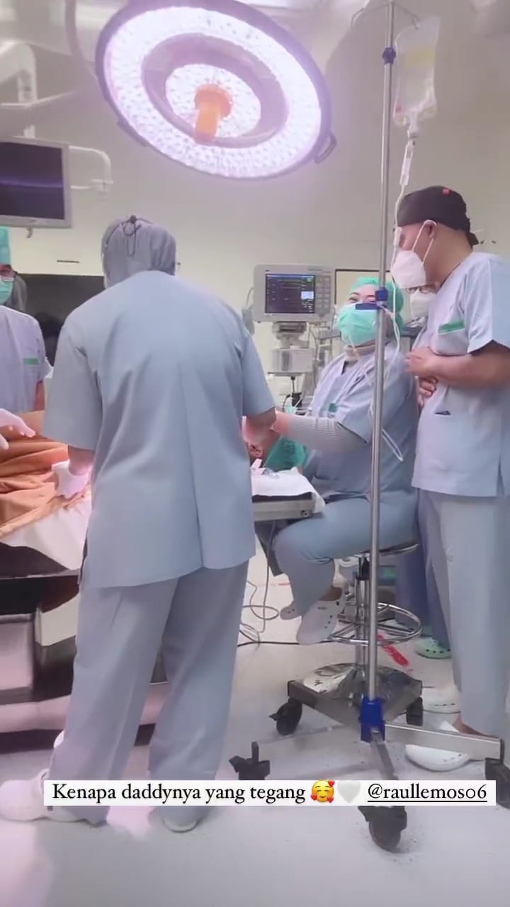 krisdayanti dan raul lemos dampingi kellen sunat © instagram