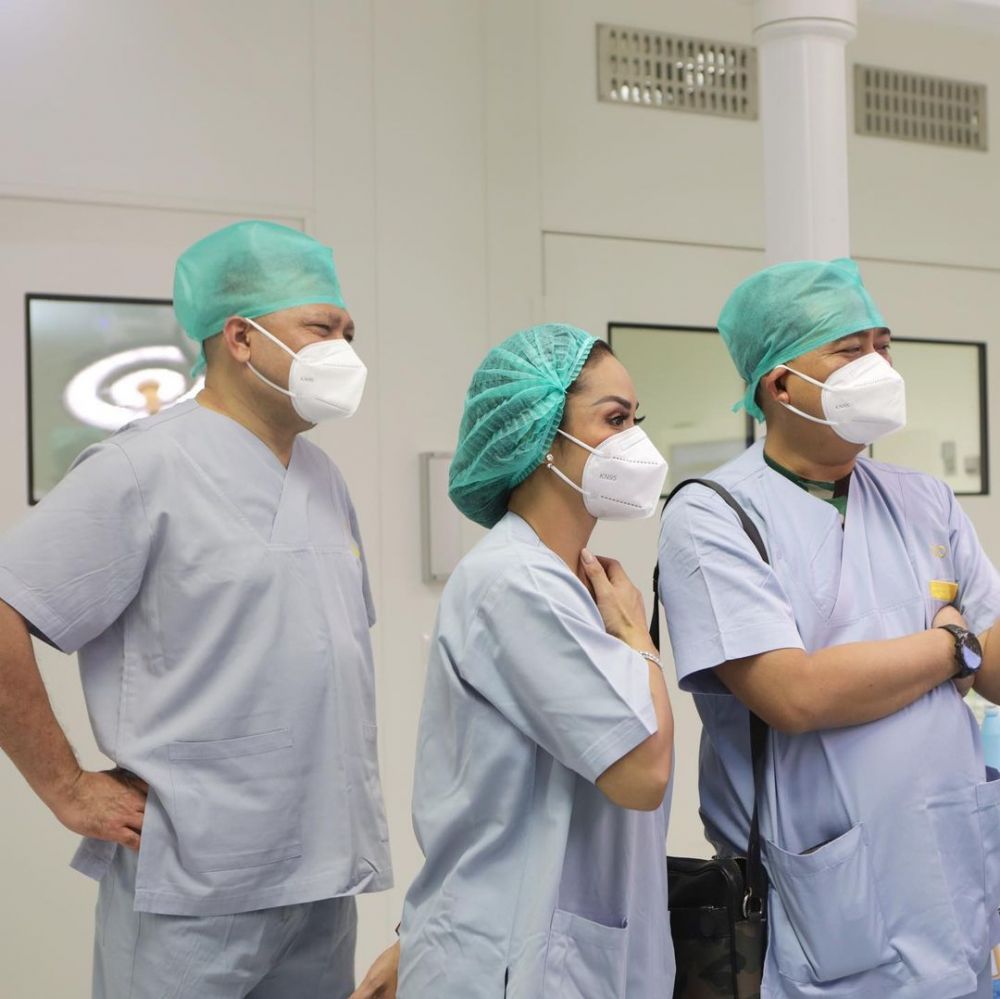 krisdayanti dan raul lemos dampingi kellen sunat © instagram