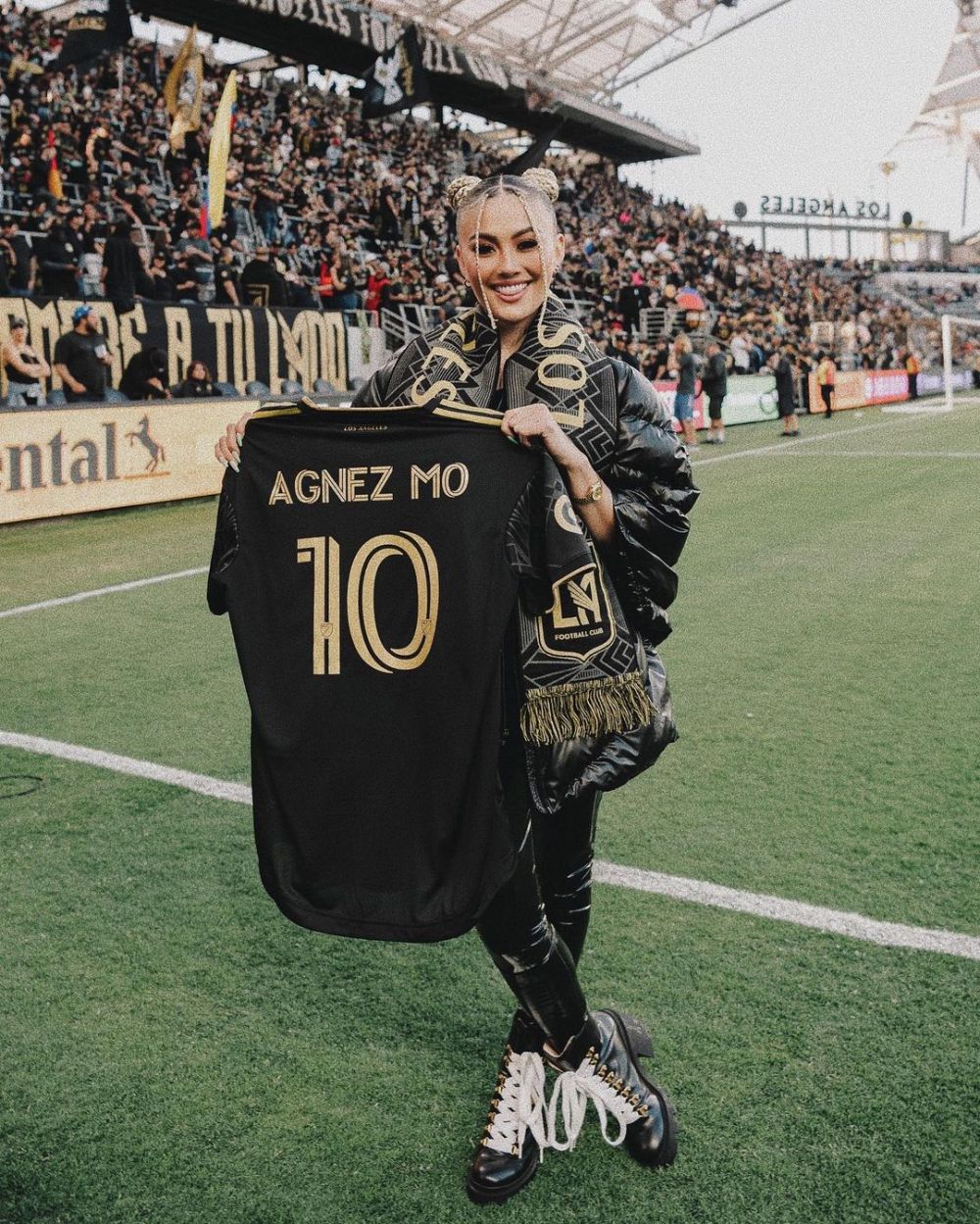 Agnez Mo kapten kehormatan klub bola LA Berbagai sumber Agnez Mo kapten kehormatan klub bola LA Berbagai sumber