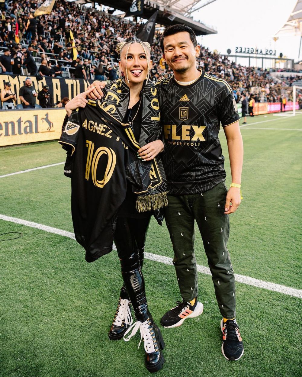 Agnez Mo kapten kehormatan klub bola LA Berbagai sumber Agnez Mo kapten kehormatan klub bola LA Berbagai sumber