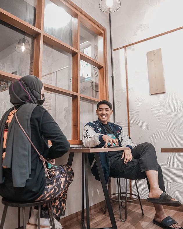 Putri Anne dan Arya Saloka lebaran Berbagai sumber Putri Anne dan Arya Saloka lebaran Berbagai sumber