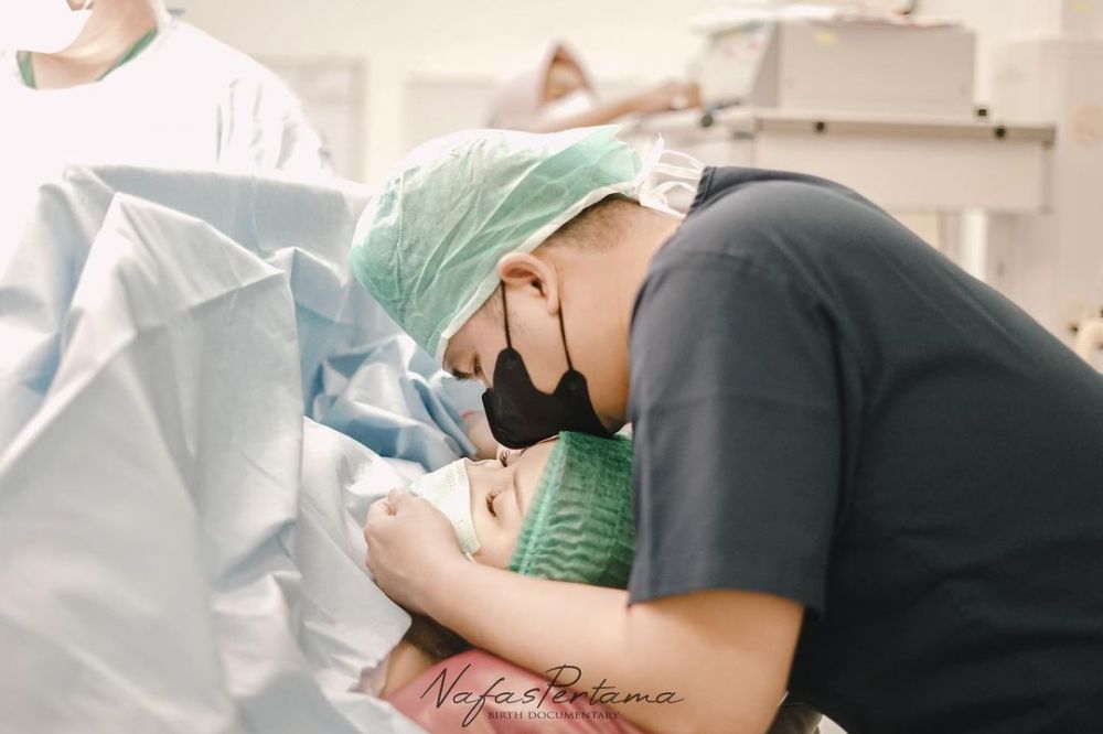 momen rosiana dewi melahirkan anak pertama © instagram momen rosiana dewi melahirkan anak pertama © instagram