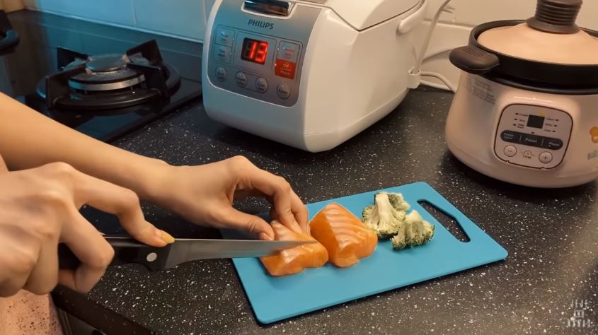 10 Alat dapur ini digunakan Syahnaz Sadiqah saat masak MPASI, praktis