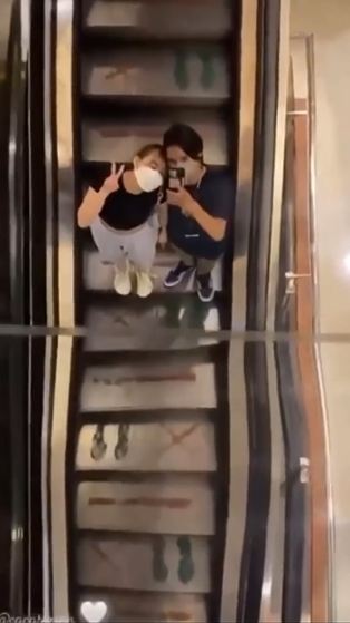 momen mesra Bowo Alpenliebe dan pacar © berbagai sumber