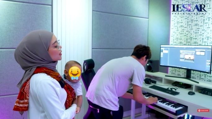 potret studio di rumah Lesty Billar © YouTube