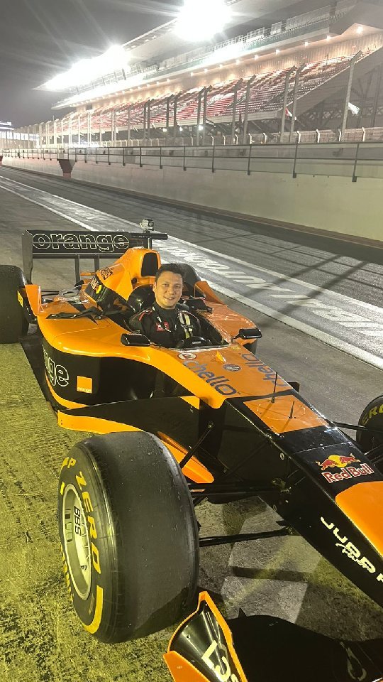 11 Potret Christian Sugiono jajal mobil F1 di Dubai, layaknya pembalap