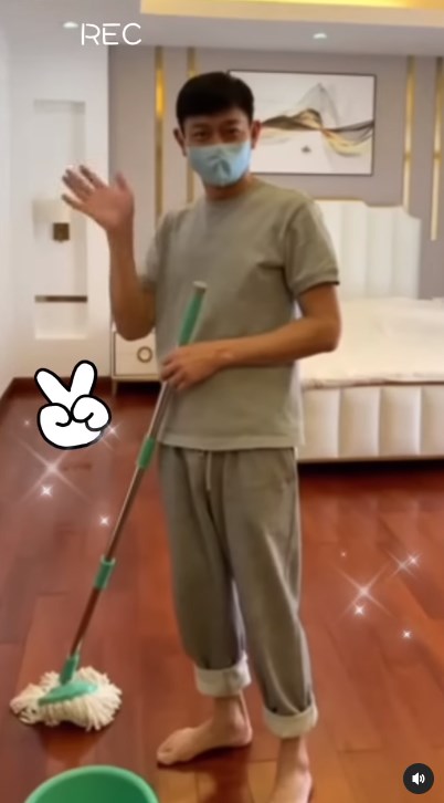 momen Andy Lau ngepel lantai kamar ini banjir pujian © Instagram