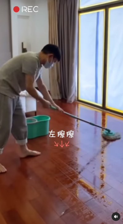 momen Andy Lau ngepel lantai kamar ini banjir pujian © Instagram