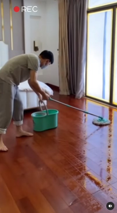 Tak gengsi, 9 momen Andy Lau ngepel lantai kamar ini banjir pujian