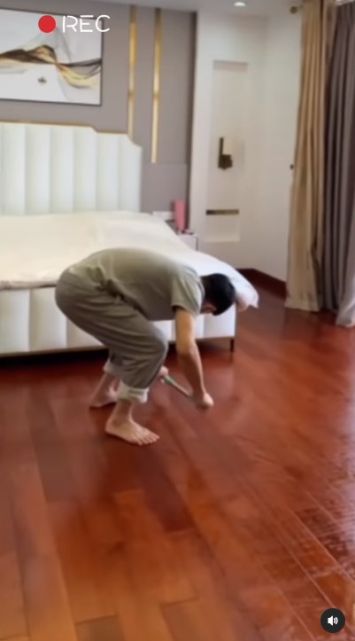 Tak gengsi, 9 momen Andy Lau ngepel lantai kamar ini banjir pujian