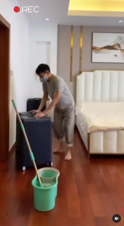 momen Andy Lau ngepel lantai kamar ini banjir pujian © Instagram
