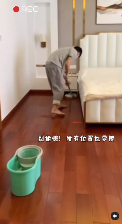 momen Andy Lau ngepel lantai kamar ini banjir pujian © Instagram