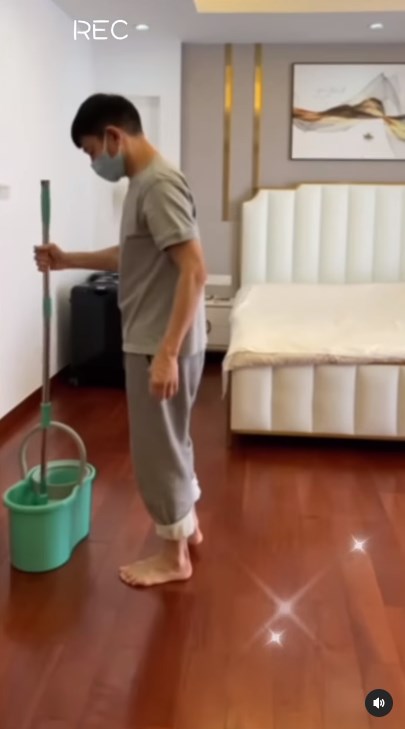 momen Andy Lau ngepel lantai kamar ini banjir pujian © Instagram