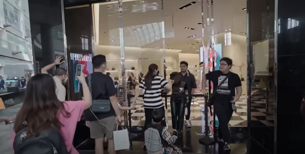 Fuji dan Thariq ke Singapura berbagai sumber