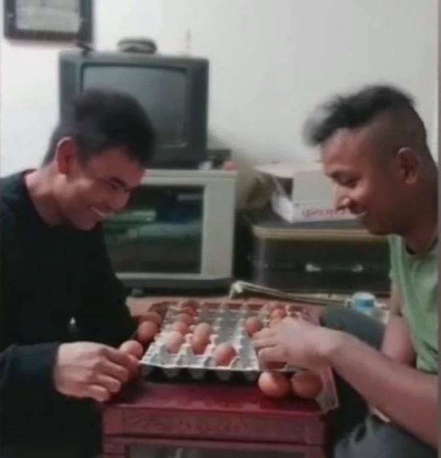 potret lucu bapak-bapak main catur berbagai sumber