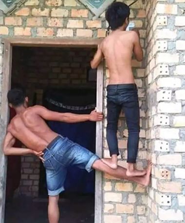 saling membantu tapi jadinya lucu © berbagai sumber saling membantu tapi jadinya lucu © berbagai sumber