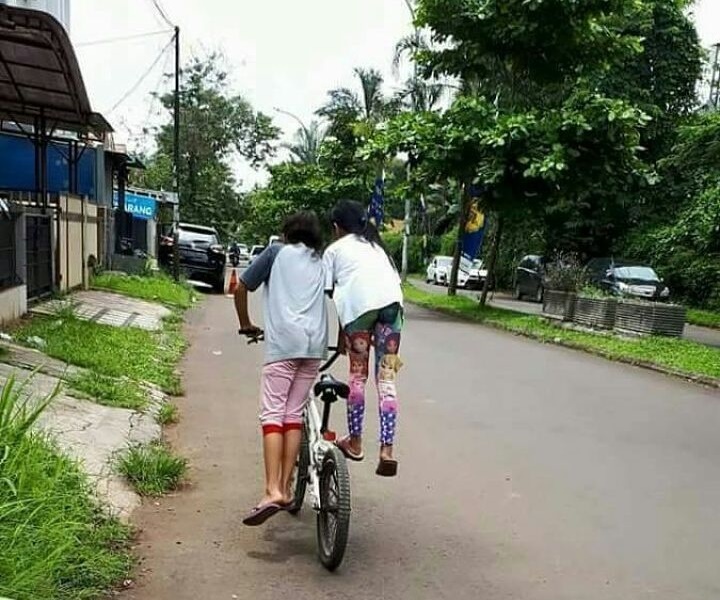 saling membantu tapi jadinya lucu © berbagai sumber saling membantu tapi jadinya lucu © berbagai sumber