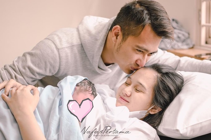 potret natural seleb usai lahiran anak kedua © instagram