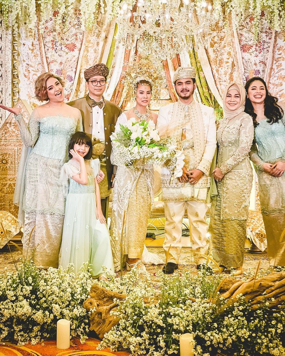 Adu gaya 11 seleb hadiri pernikahan adik, Raline Shah anggun berkebaya