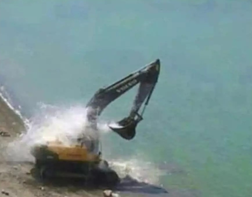 lagi bersih-bersih malah aneh-aneh © berbagai sumber