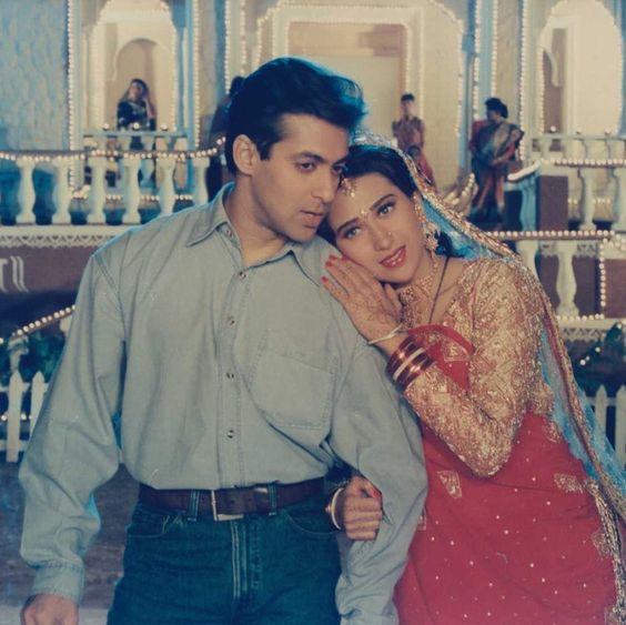 Pasangan ikonik 90-an, 11 potret akrab Salman Khan dan Karisma Kapoor