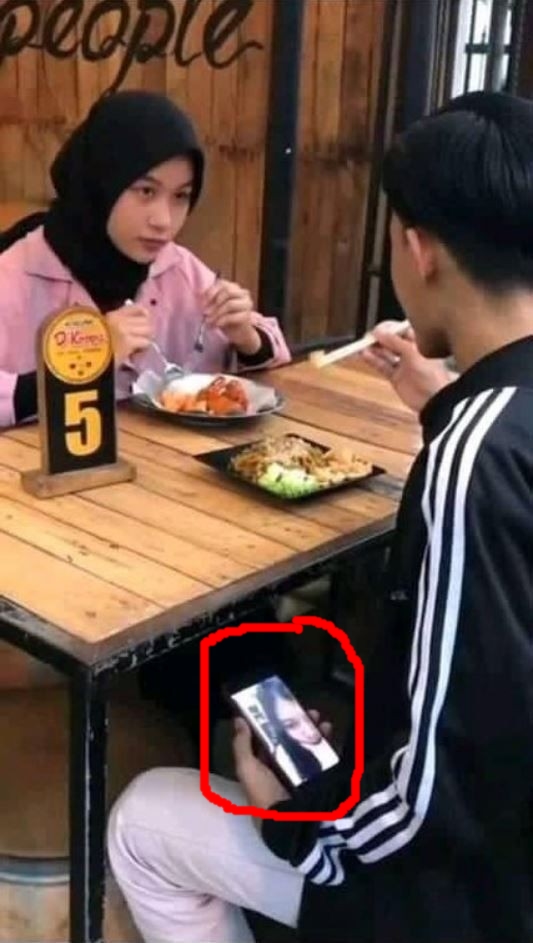 makan bareng janggal © berbagai sumber