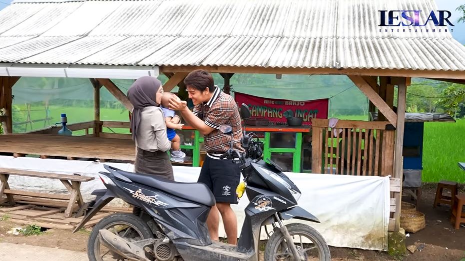 11 Momen Lesty Kejora pulang ke Cianjur, ajak anak bonceng motor