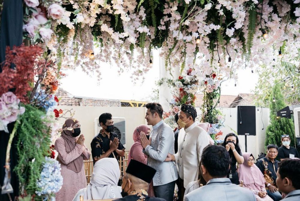 Momen lamaran Via Vallen dan Chevra Yolandi © berbagai sumber Momen lamaran Via Vallen dan Chevra Yolandi © berbagai sumber