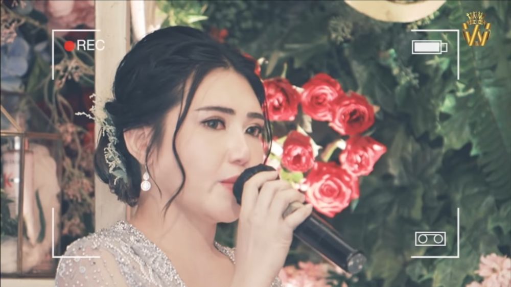 Momen lamaran Via Vallen dan Chevra Yolandi © berbagai sumber Momen lamaran Via Vallen dan Chevra Yolandi © berbagai sumber