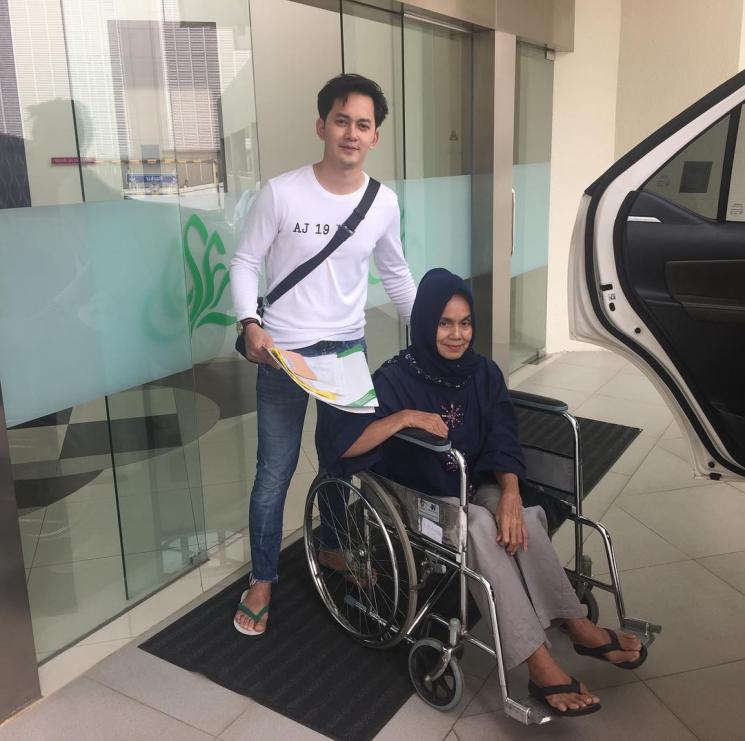 potret kenangan Kiki Farrel dan ibu © Instagram