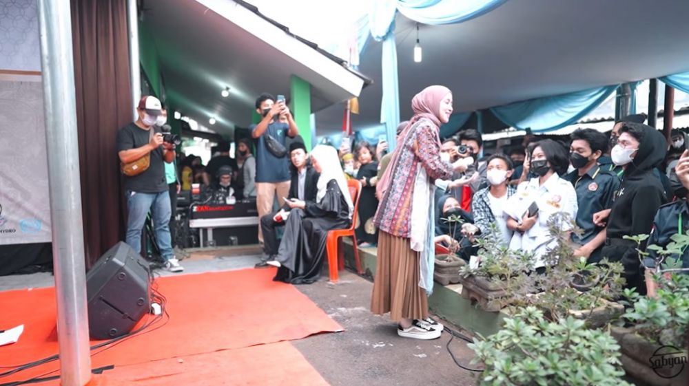 Momen Nissa Sabyan manggung di hajatan kampung © YouTube Momen Nissa Sabyan manggung di hajatan kampung © YouTube