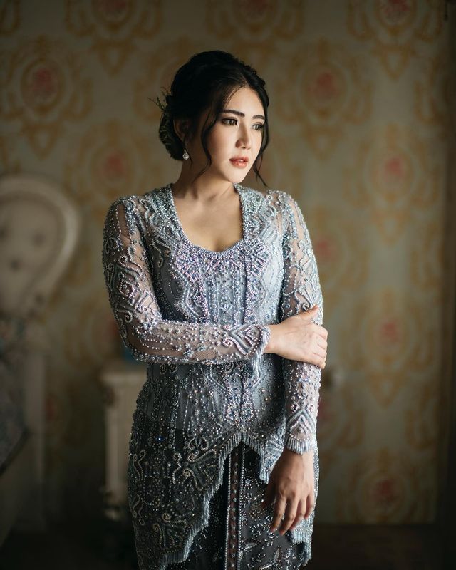 Gaya penyanyi dangdut saat lamaran © berbagai sumber Gaya penyanyi dangdut saat lamaran © berbagai sumber