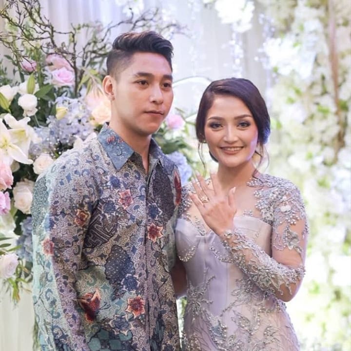 Gaya penyanyi dangdut saat lamaran © berbagai sumber Gaya penyanyi dangdut saat lamaran © berbagai sumber