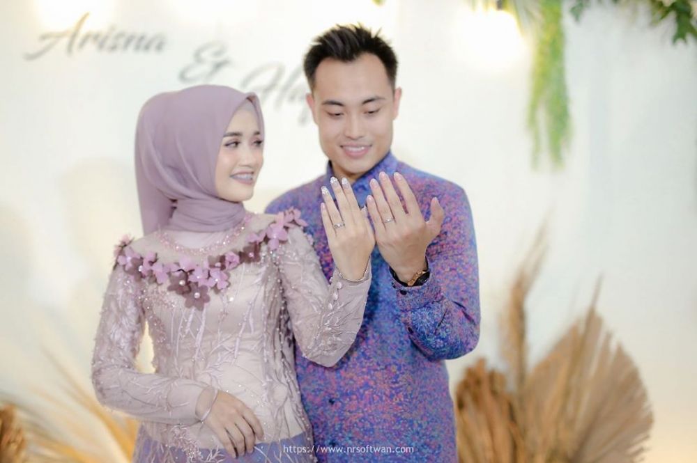 Gaya penyanyi dangdut saat lamaran © berbagai sumber