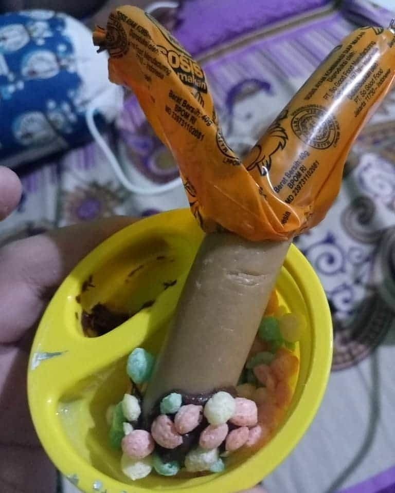 Momen lucu orang gagal makan karena nggak fokus © berbagai sumber