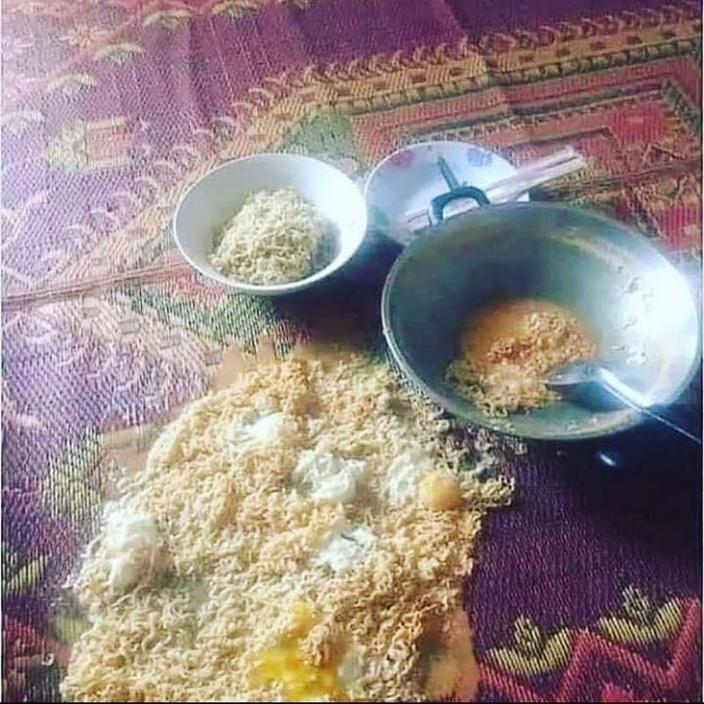 Momen lucu orang gagal makan karena nggak fokus © berbagai sumber Momen lucu orang gagal makan karena nggak fokus © berbagai sumber