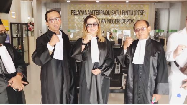 gaya barbie kumalasari saat jadi pengacara © instagram