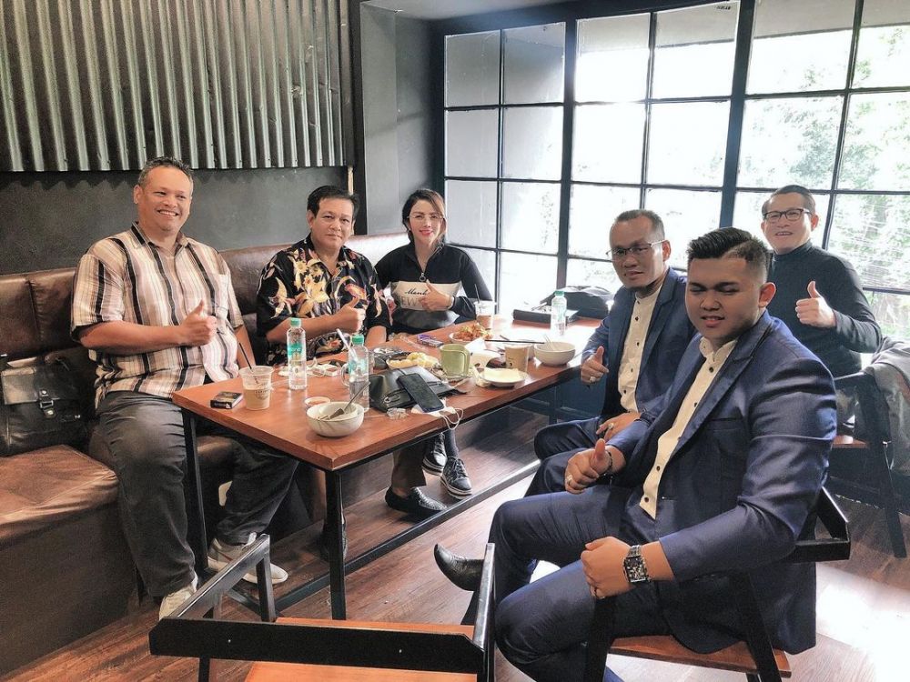 gaya barbie kumalasari saat jadi pengacara © instagram