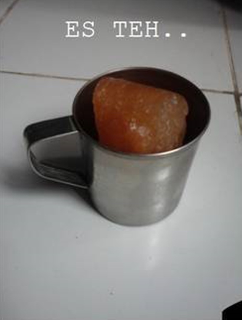 cara minum es teh yang nyeleneh © berbagai sumber