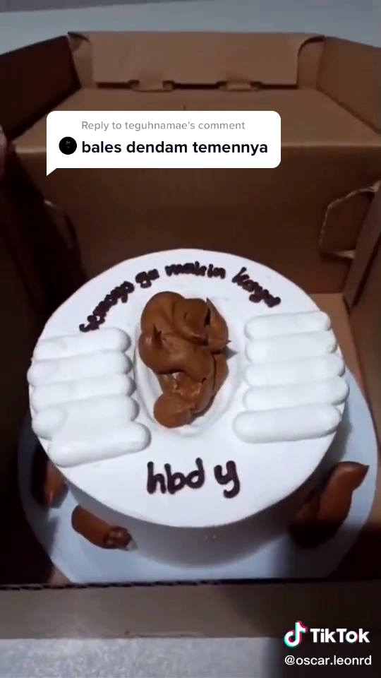 13 Potret hiasan nyeleneh di kue ulang tahun ini bikin senyum maksa
