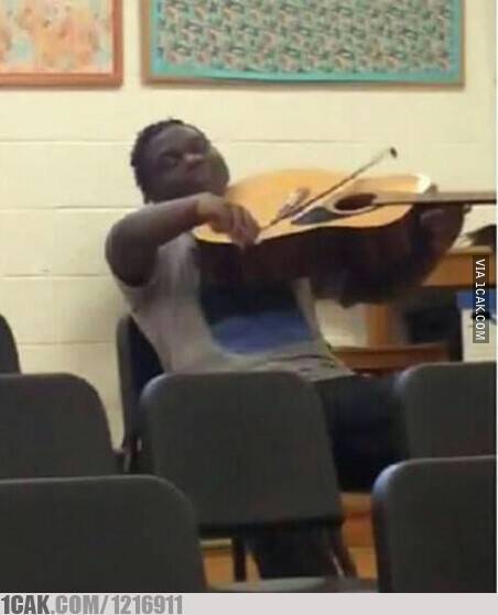 main gitar nyeleneh © berbagai sumber