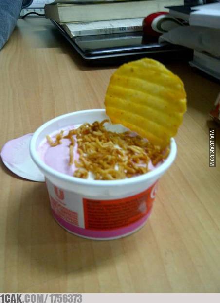 Potret nyeleneh es krim dicampur makanan lain © berbagai sumber