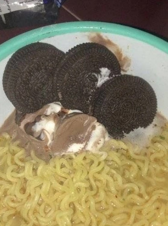 Potret nyeleneh es krim dicampur makanan lain © berbagai sumber