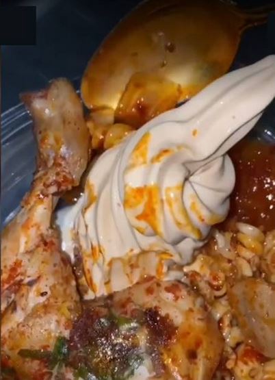 Potret nyeleneh es krim dicampur makanan lain © berbagai sumber
