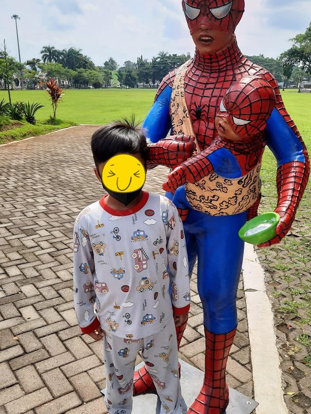 Potret patung superhero di taman © berbagai sumber