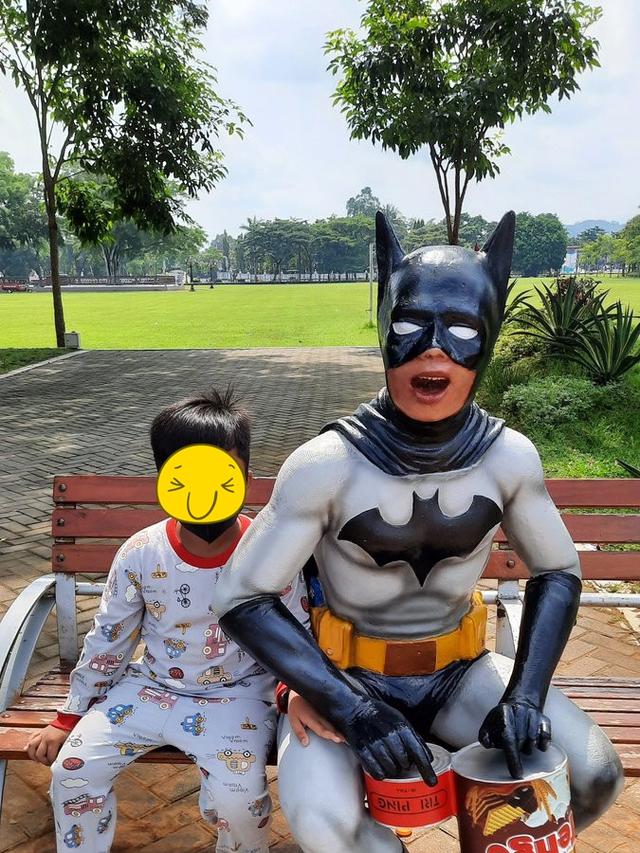 Potret patung superhero di taman © berbagai sumber
