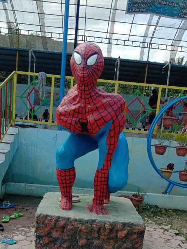 11 Potret patung superhero di taman ini gayanya kocak abis