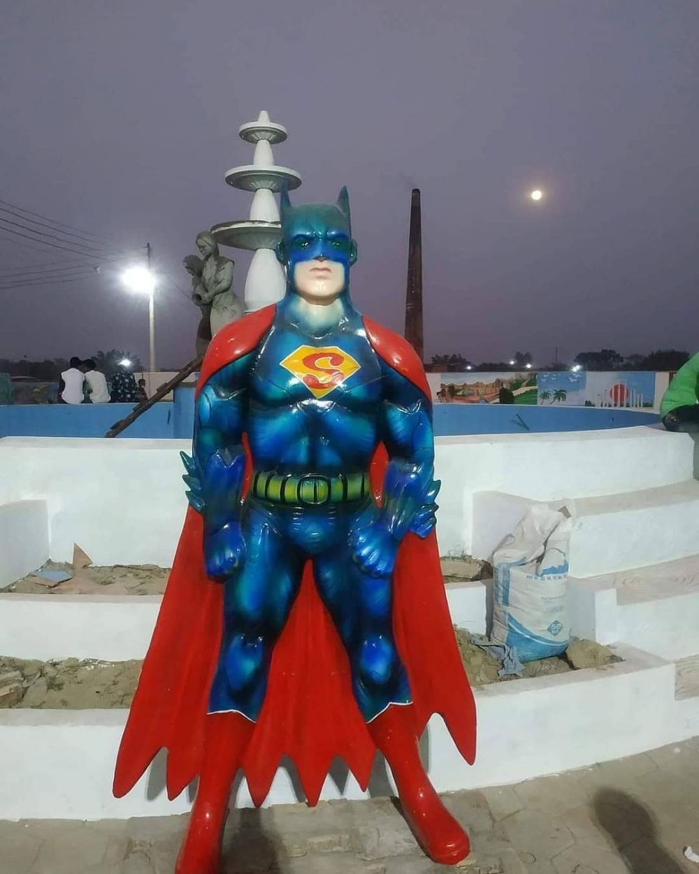 11 Potret patung superhero di taman ini gayanya kocak abis