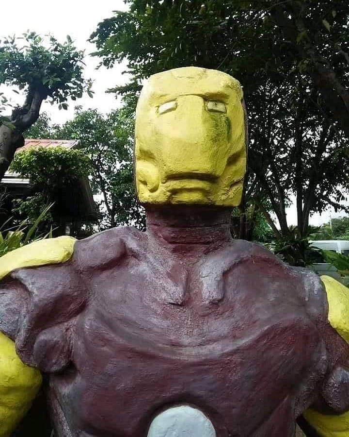 Potret patung superhero di taman © berbagai sumber