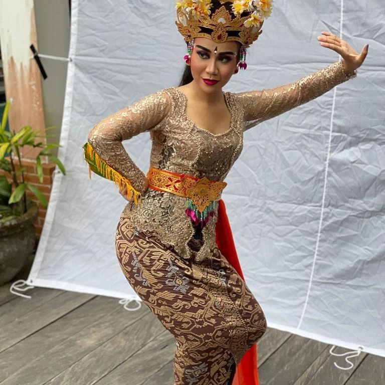 Tampil beda, ini 11 potret Mayang pakai baju adat Bali